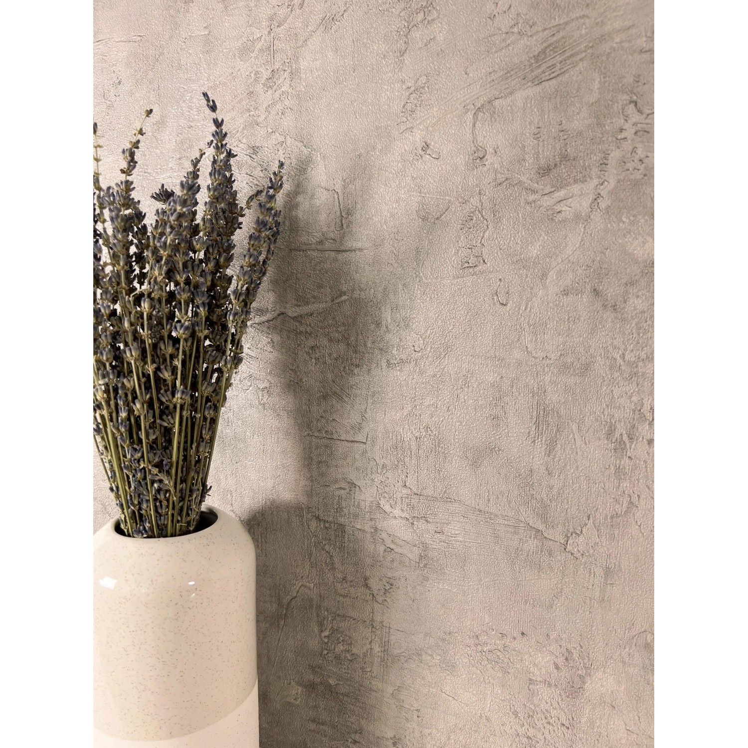 Newroom Vliestapete Milya Cool Brown Betonoptik mit Lavendel in Vase.