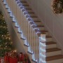 Kaltweißes vidaXL Lichtseil mit 1200 LEDs, um eine Treppe gewickelt, Weihnachtsdeko im Hintergrund.