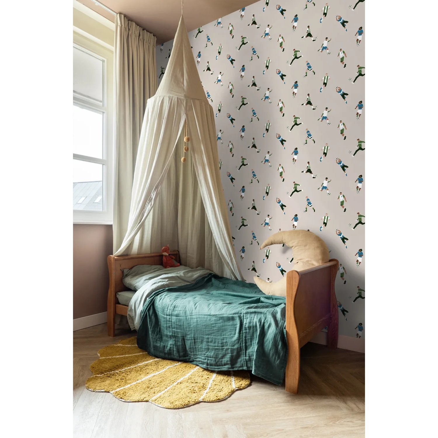 ESTAhome Vliestapete mit Fußballspielern in Beige und Grün im Kinderzimmer. Dekorative Tapete mit sportlichem Motiv.