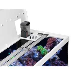 Detailaufnahme Eheim Aquastar Marine 63l Aquarium-Set, weiße Abdeckung mit Technik und Korallen.