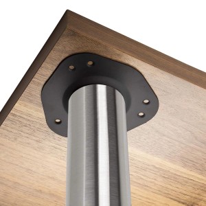Gebürstetes SOTECH Edelstahl Tischbein (Ø76 mm) mit schwarzer Montageplatte an brauner Holzplatte befestigt.