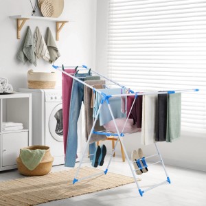 Relaxdays Wäscheständer weiß-blau, klappbar, mit ausgeklappten Flügeln und Schuhhaltern, beladen mit Wäsche.