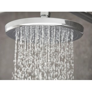 Hansgrohe Croma Showerpipe mit Thermostat Chrom: Kopfbrause mit Wasserstrahl im Detail.