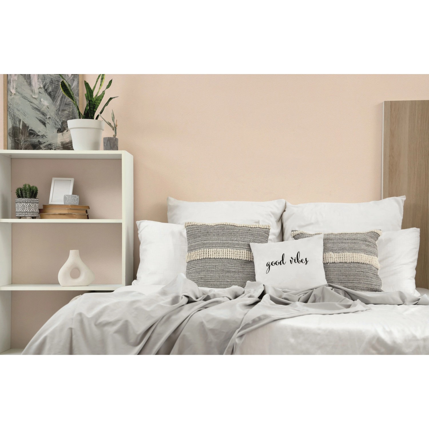 A.S. Création Vliestapete Meistervlies Protect Color Creme im Schlafzimmer mit Putzstruktur.