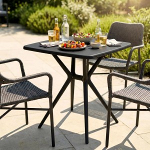 DELUKE Gartentisch SVEN, eckig, schwarz, 72x72cm, aus Kunststoff. Mit Speisen und Getränken auf sonniger Terrasse.