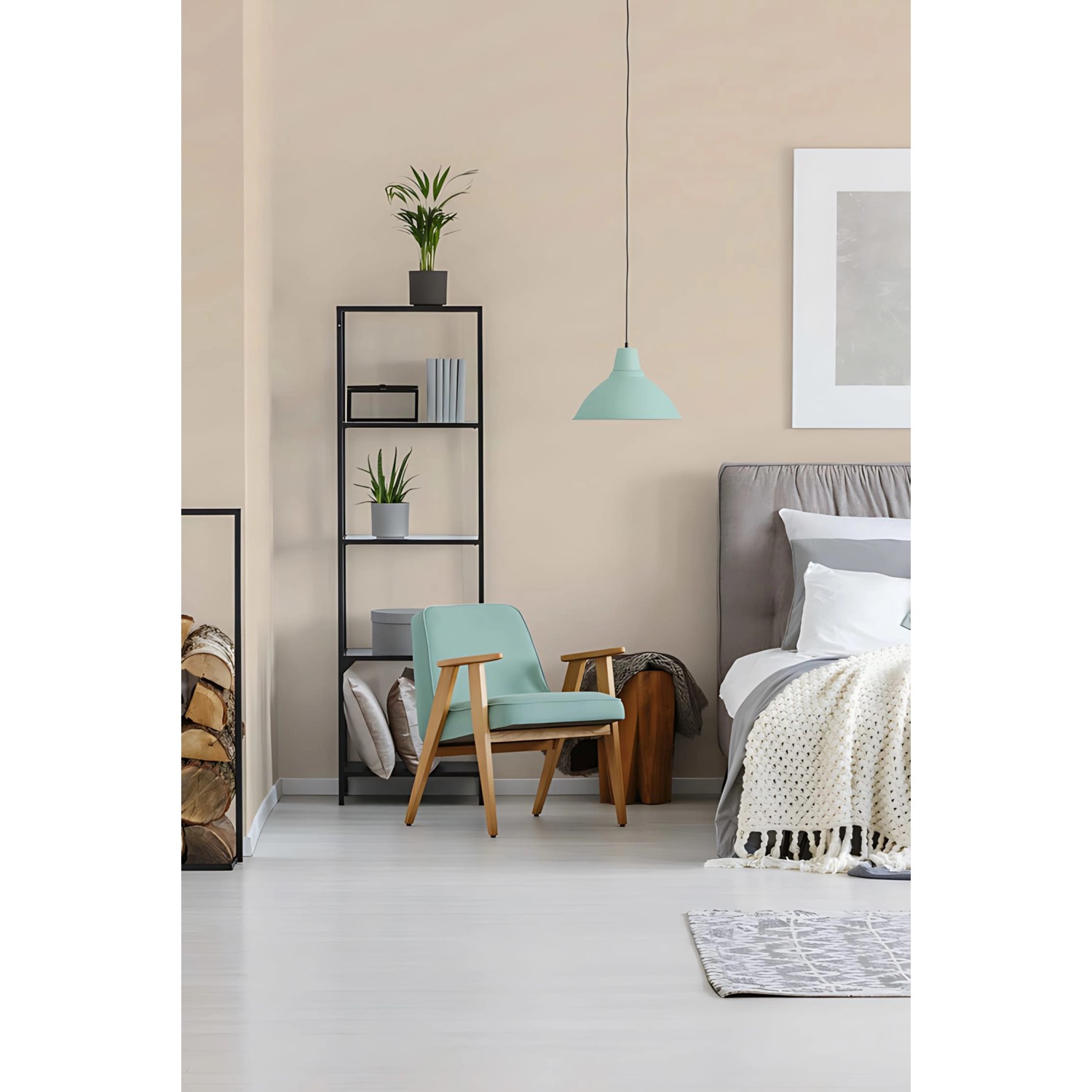 Helle, matte Creme Uni Tapete von PROFHOME im Schlafzimmer mit mintfarbenem Sessel.