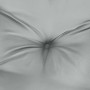 Nahaufnahme einer melange hellgrauen Gartenbank-Auflage aus Stoff mit Knopfheftung. Weiches Sitzkissen für Komfort.