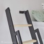 Detailansicht Raumspartreppe Vario mit Fichte Stufen und Metall in Polar-Weiß an Wand befestigt.