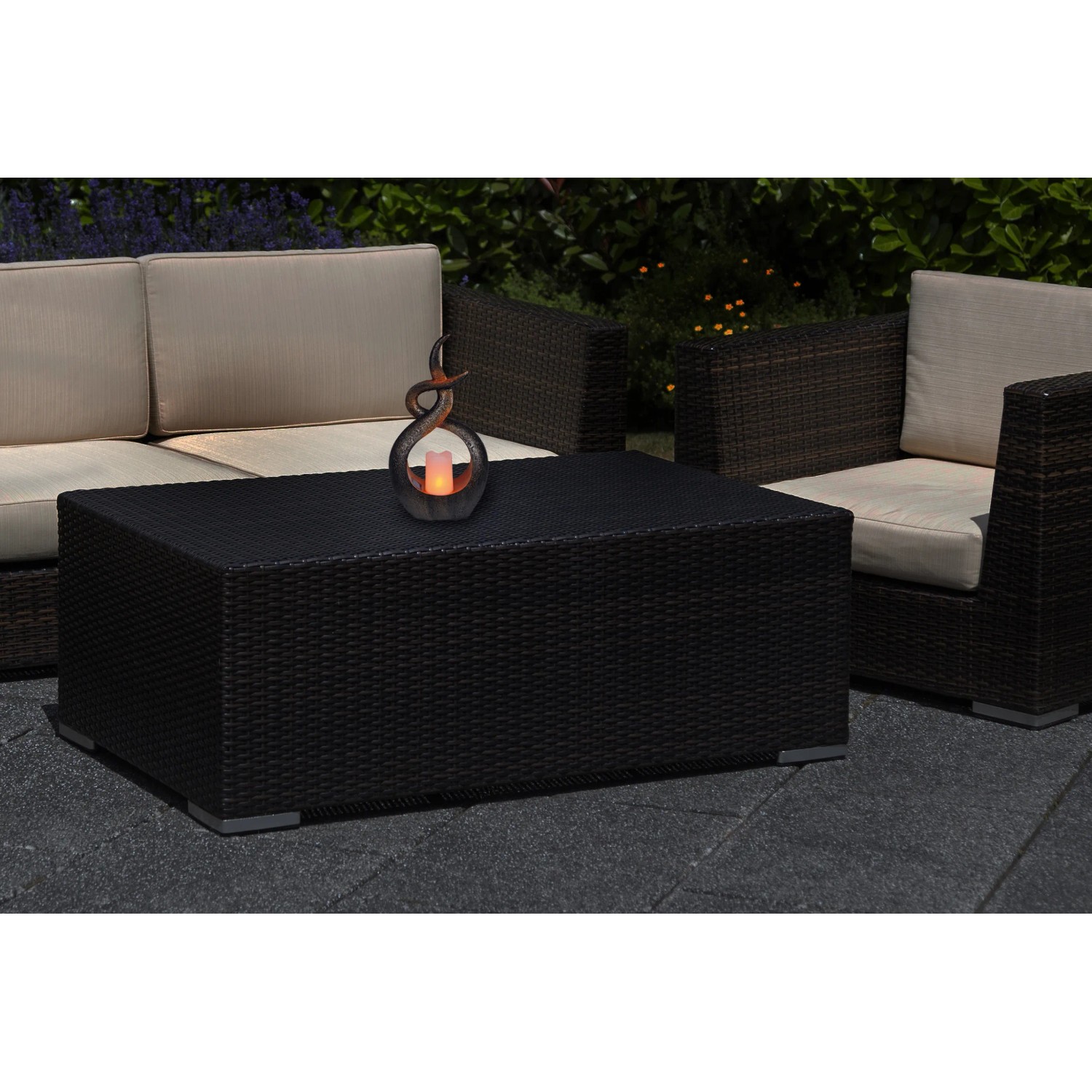 Näve LED Solar Dekoleuchte Kerzenflamme braun auf Gartentisch, warmweißes Licht.