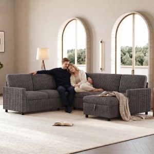 Graues U-Sofa mit geripptem Cordbezug und Stauraum. Paar entspannt auf dem Ecksofa im Wohnzimmer.