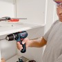Bosch Professional GSB 12V-15 Akku-Schlagbohrschrauber in Aktion beim Möbelbau.