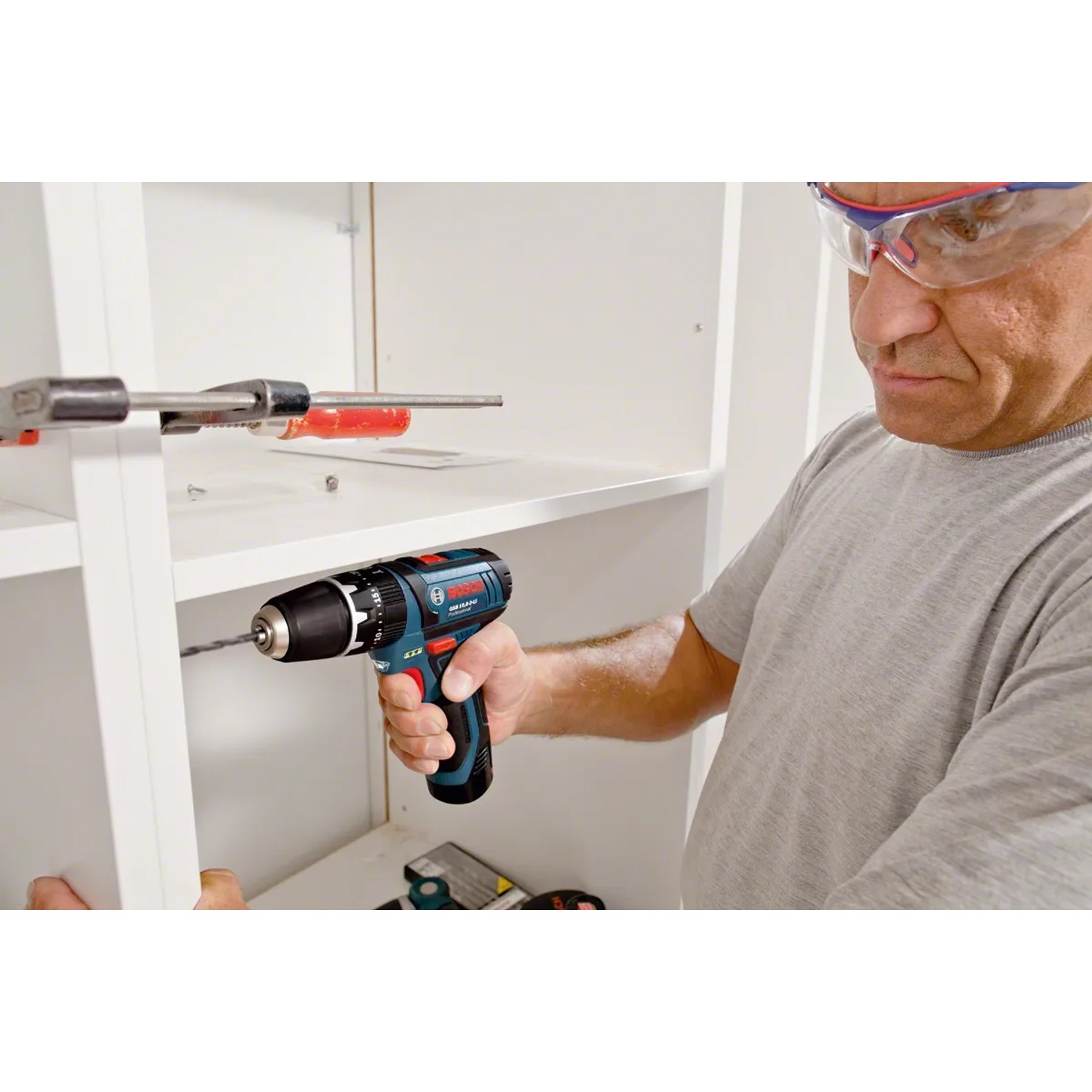 Bosch Professional GSB 12V-15 Akku-Schlagbohrschrauber in Aktion beim Möbelbau.