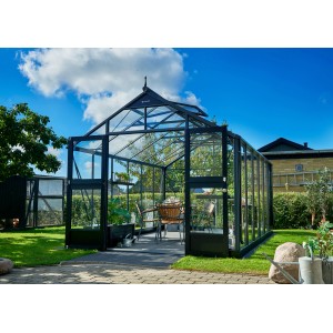 Juliana Gewächshaus Premium 13 Anthrazit, 13 m², mit Glas und Aluminiumrahmen im Garten.