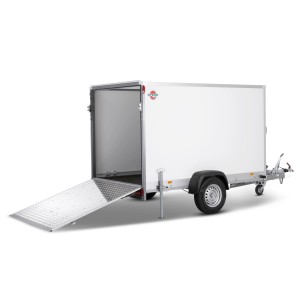 Stema Kofferanhänger P-BOX 13-25-13 mit Rampe, weiß, gebremst. Autoanhänger mit geöffneter Rampe.