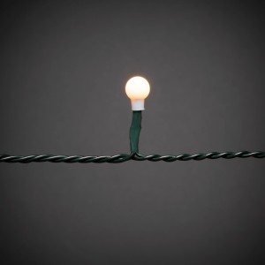 Nahaufnahme: Einzelne bernsteinfarbene LED Globe einer Lichterkette für den Innenbereich.