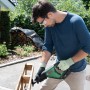 Mann sägt Holz mit Bosch Akku-Säbelsäge AdvancedRecip 18. Stichsäge für Gartenarbeiten.