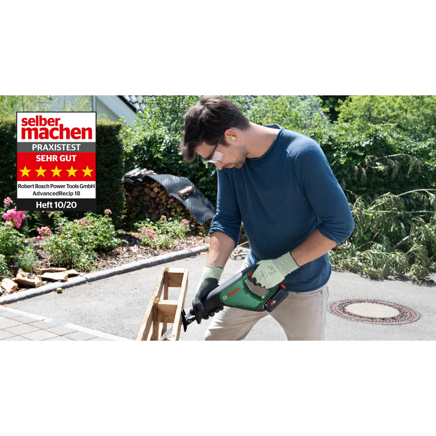 Mann sägt Holz mit Bosch Akku-Säbelsäge AdvancedRecip 18. Stichsäge für Gartenarbeiten.