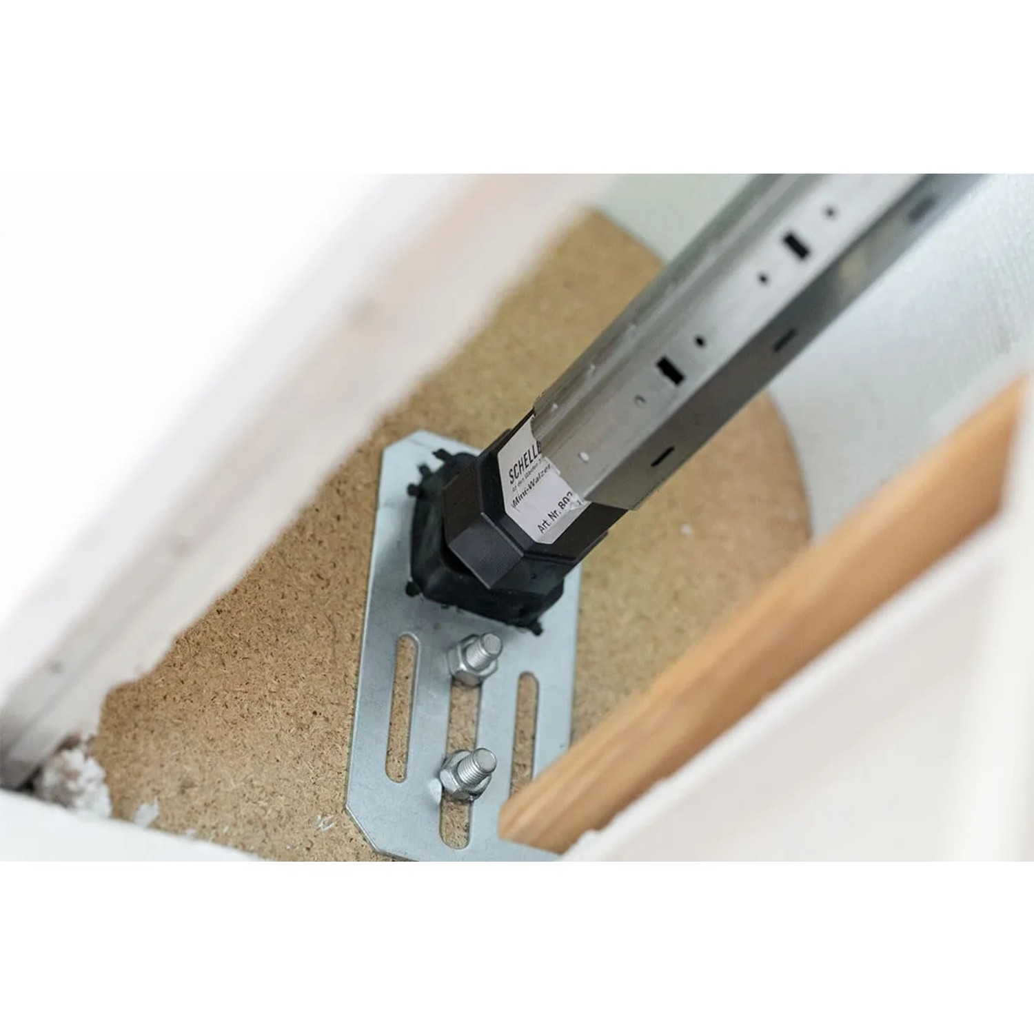 Schellenberg Funk-Rolladenmotor Mini Premium 6 Nm, Detailaufnahme der Montage.