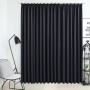 Schwarzer vidaXL Verdunkelungsvorhang (290x245 cm) mit Haken vor Fenster.