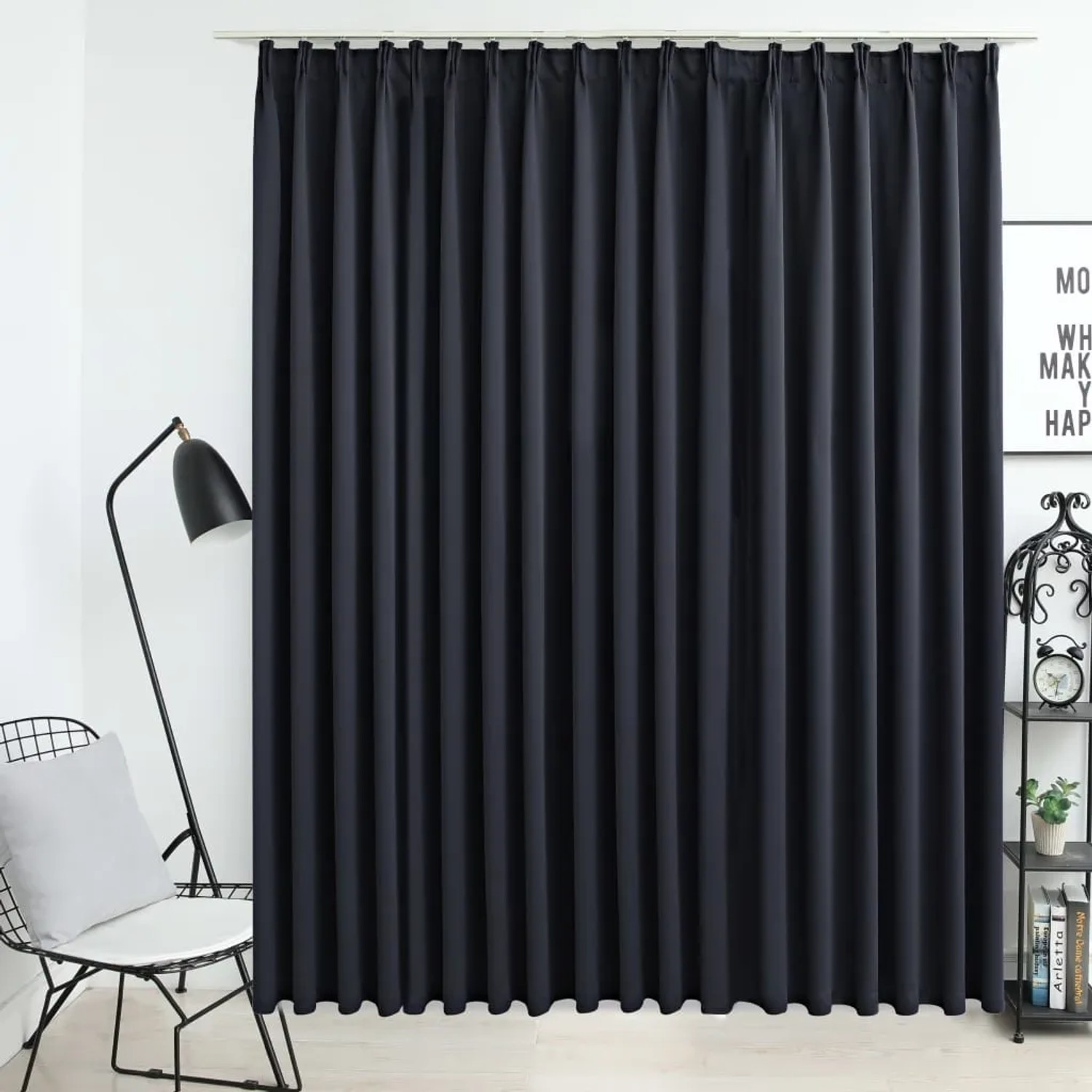 Schwarzer vidaXL Verdunkelungsvorhang (290x245 cm) mit Haken vor Fenster.