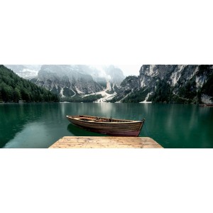 Glasbild Wildsee II, 125x50 cm: Boot auf Bergsee vor bewaldeten Bergen.