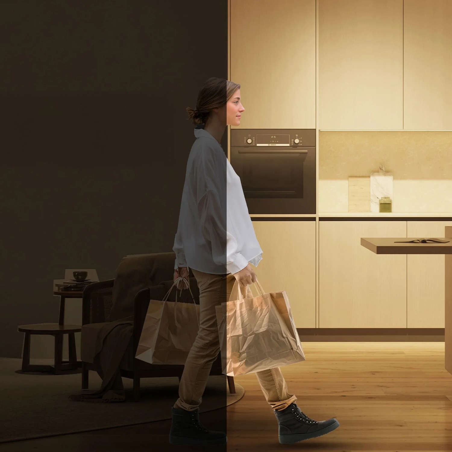 Frau geht von dunklem in hell beleuchteten Raum. Zeigt Philips Smart-LED-Leuchtmittel E27 mit warm-kaltweißem Licht.