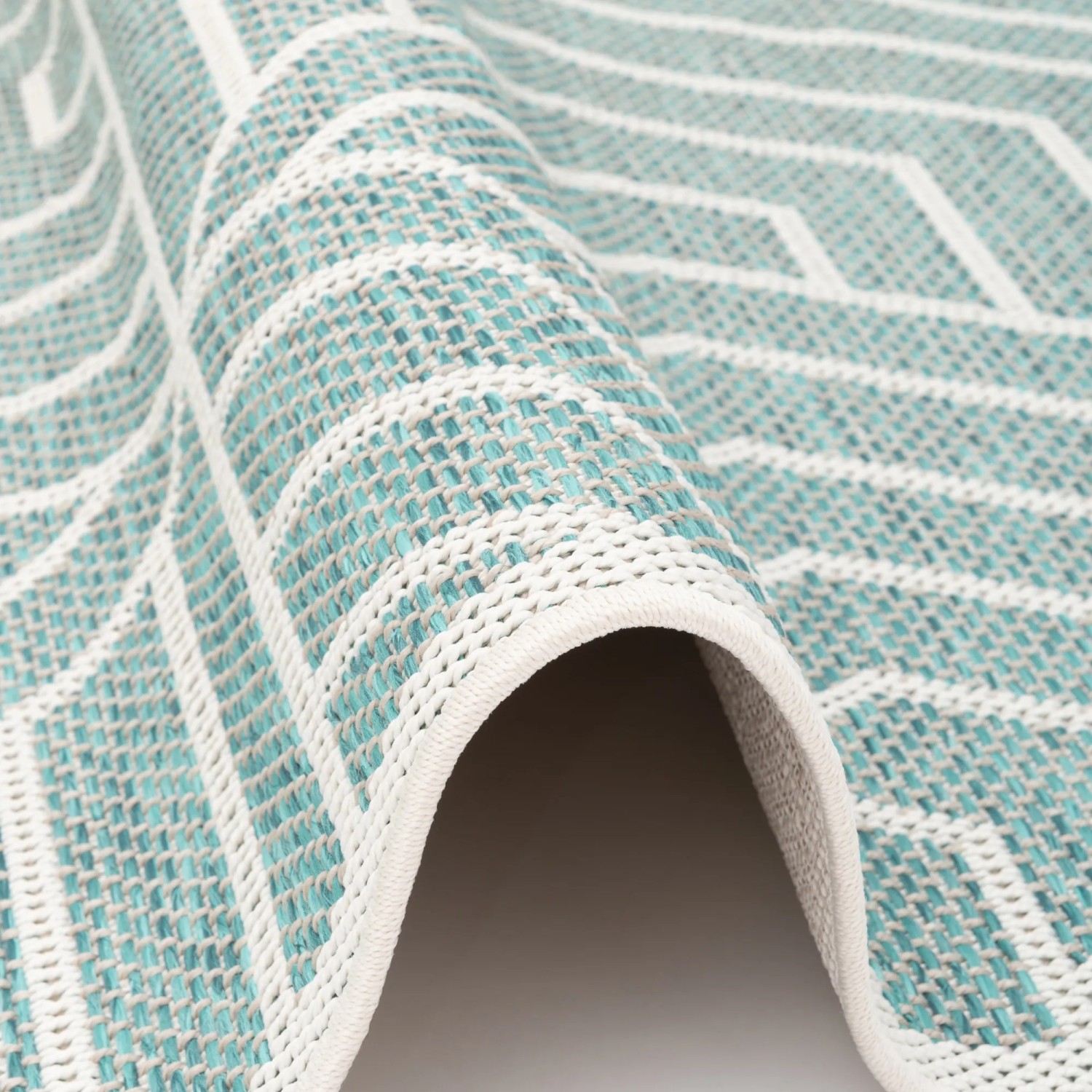 Detailansicht: Mintgrüner Pergamon Outdoor Teppich Ottawa mit geometrischem Muster, 80x150 cm.