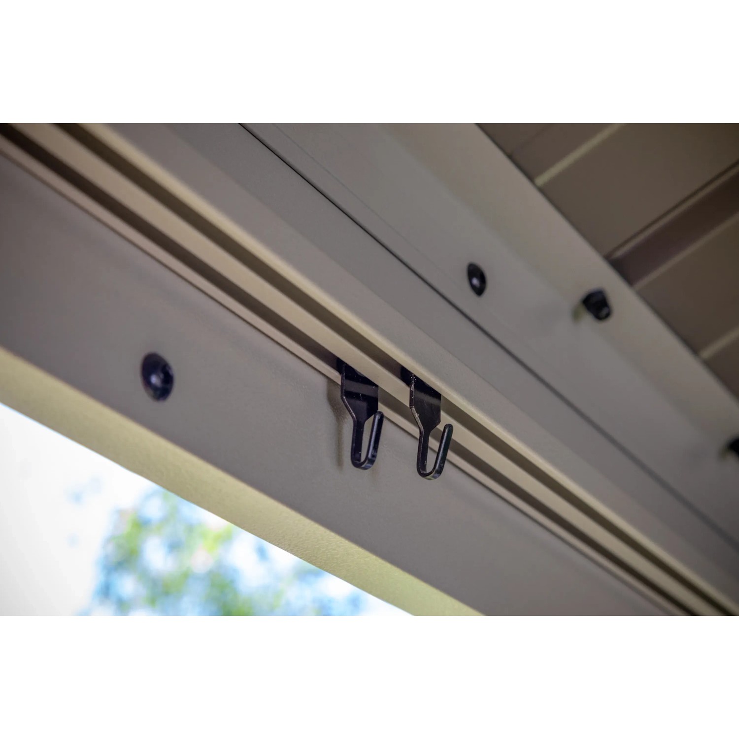 Detailaufnahme: Haken für Vorhänge am Sojag Pavillon Messina Champagner.