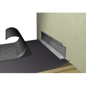 Kappleiste Alu Natur, 70mm x 2000mm, als Dachabschluss an einer Wand montiert.