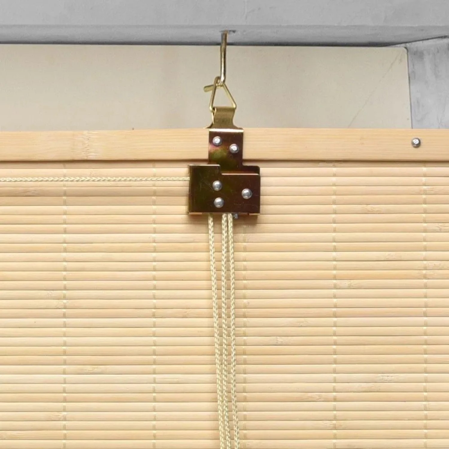 Sol Royal Bambusrollo SolDecor B86 Natur: Detail der Klemmfix-Montage mit goldener Halterung und Zugschnüren.