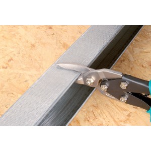 Wolfcraft Blechschere schneidet Metallprofil. Schwarz-blaue Zange für präzise Schnitte.