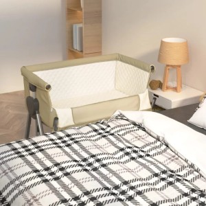 Taupefarbenes vidaXL Babybett mit Matratze aus Leinenstoff neben Elternbett. Höhenverstellbares Beistellbett für Babys.