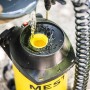 Gelbes Mesto Profi 5 Drucksprühgerät wird befüllt.