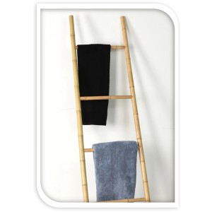 Handtuchhalter aus Bambus, 160 cm hoch, mit schwarzen und grauen Handtüchern.