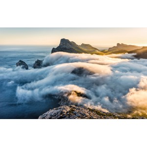 Komar Fototapete Vlies Soul of Light: Berglandschaft im Nebel, 400x250 cm.