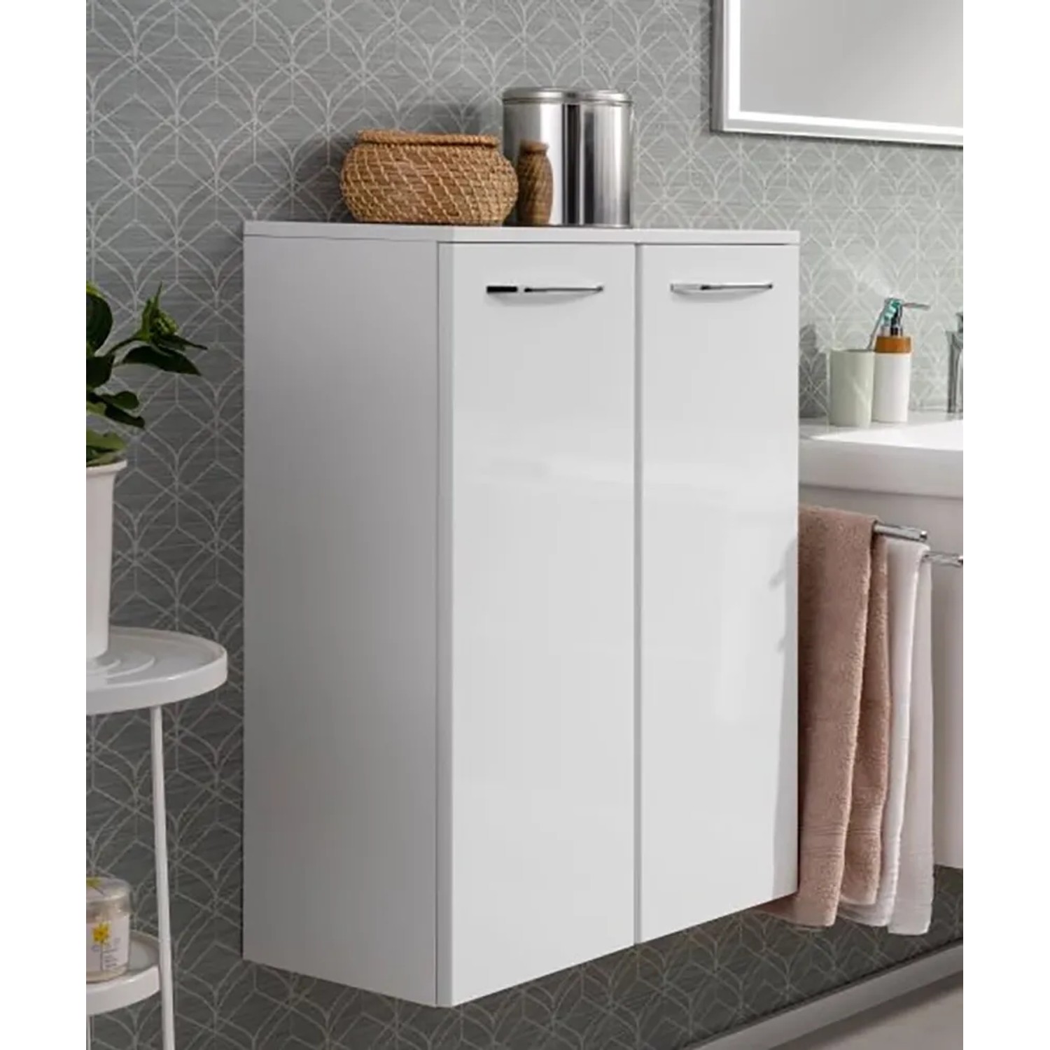 Fackelmann Bad-Hängeschrank Milano, weiß, 61 cm breit. Badezimmerschrank mit zwei Türen und Chromgriffen.