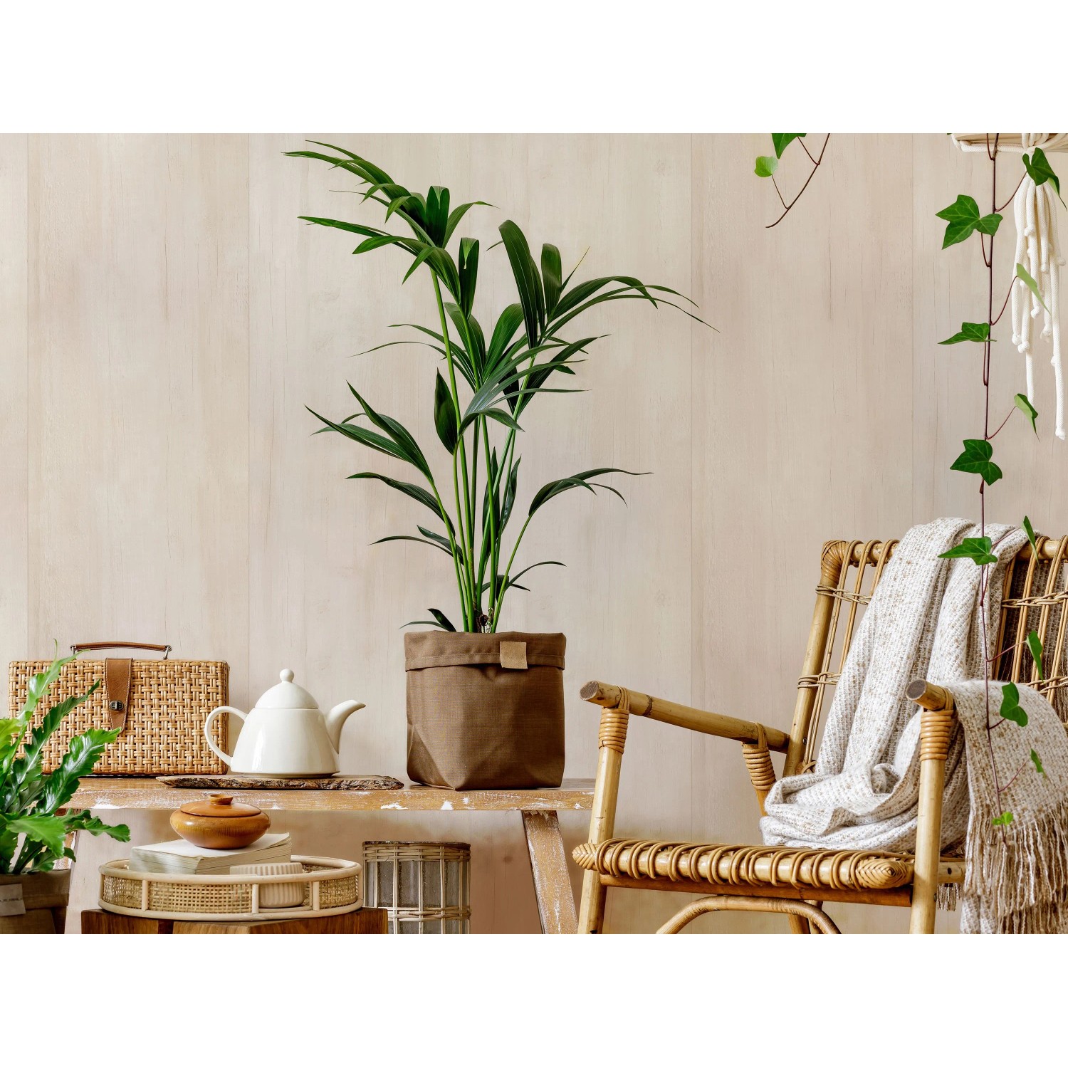 Beige Wandverkleidung Element in Holznachbildung von Grosfillex vor beiger Wand mit Deko.