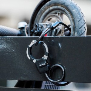 Master Lock Kabelschloss Street Cuff am E-Scooter befestigt, schwarz-silber, 1 m langes Stahlkabel.