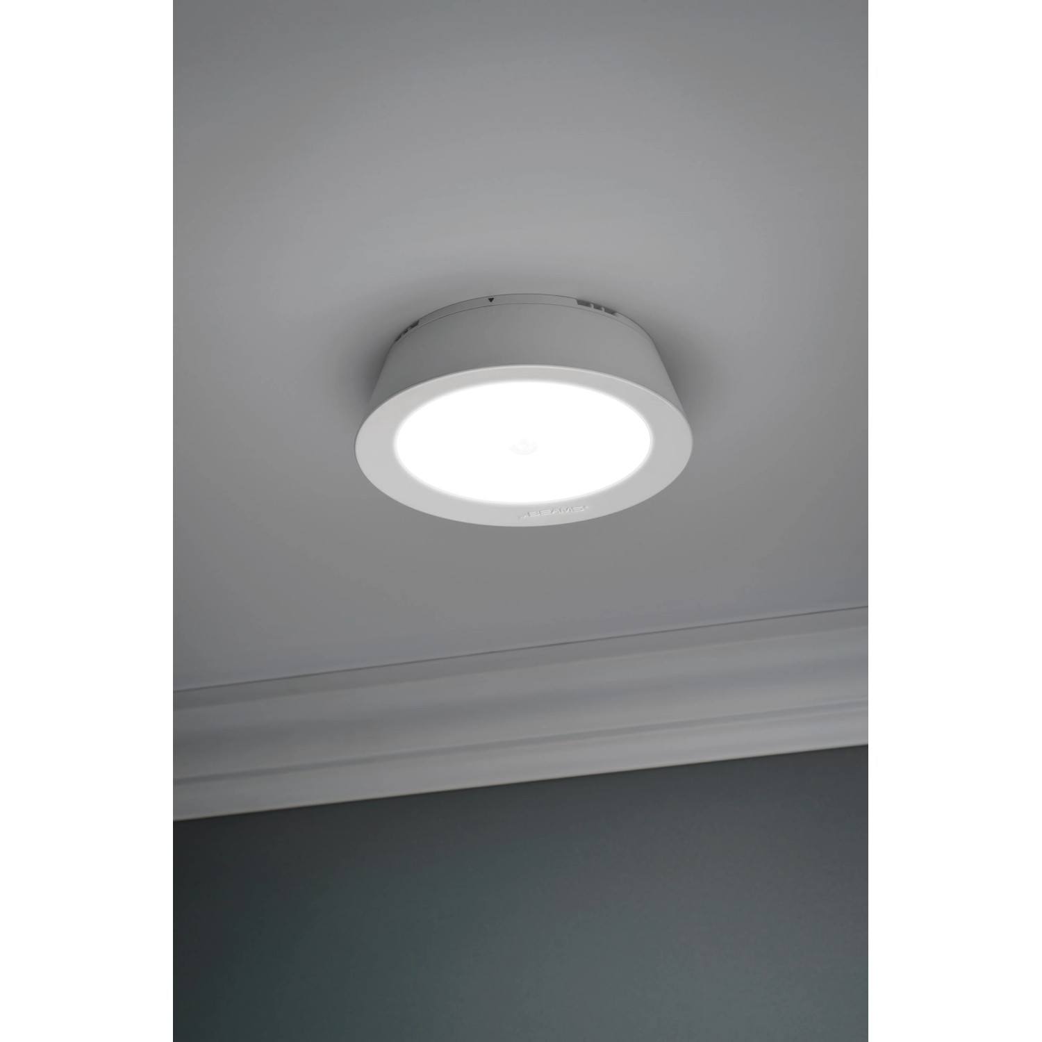 Mr.Beams LED Batterieleuchte MB981 als Nachtlicht an der Decke, batteriebetrieben mit Sensor.