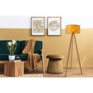 Näve Stehleuchte Finja aus Bambus, 148 cm hoch, im Wohnzimmer mit Sofa und Deko.