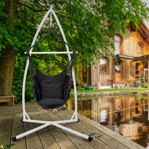 Weißes ML-Design Hängesesselgestell aus Stahlrohr mit schwarzem Hängesessel im Garten.