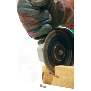 Multifunktionale Trennscheibe Multimeister im Einsatz beim Trennen von Holz mit Nägeln.