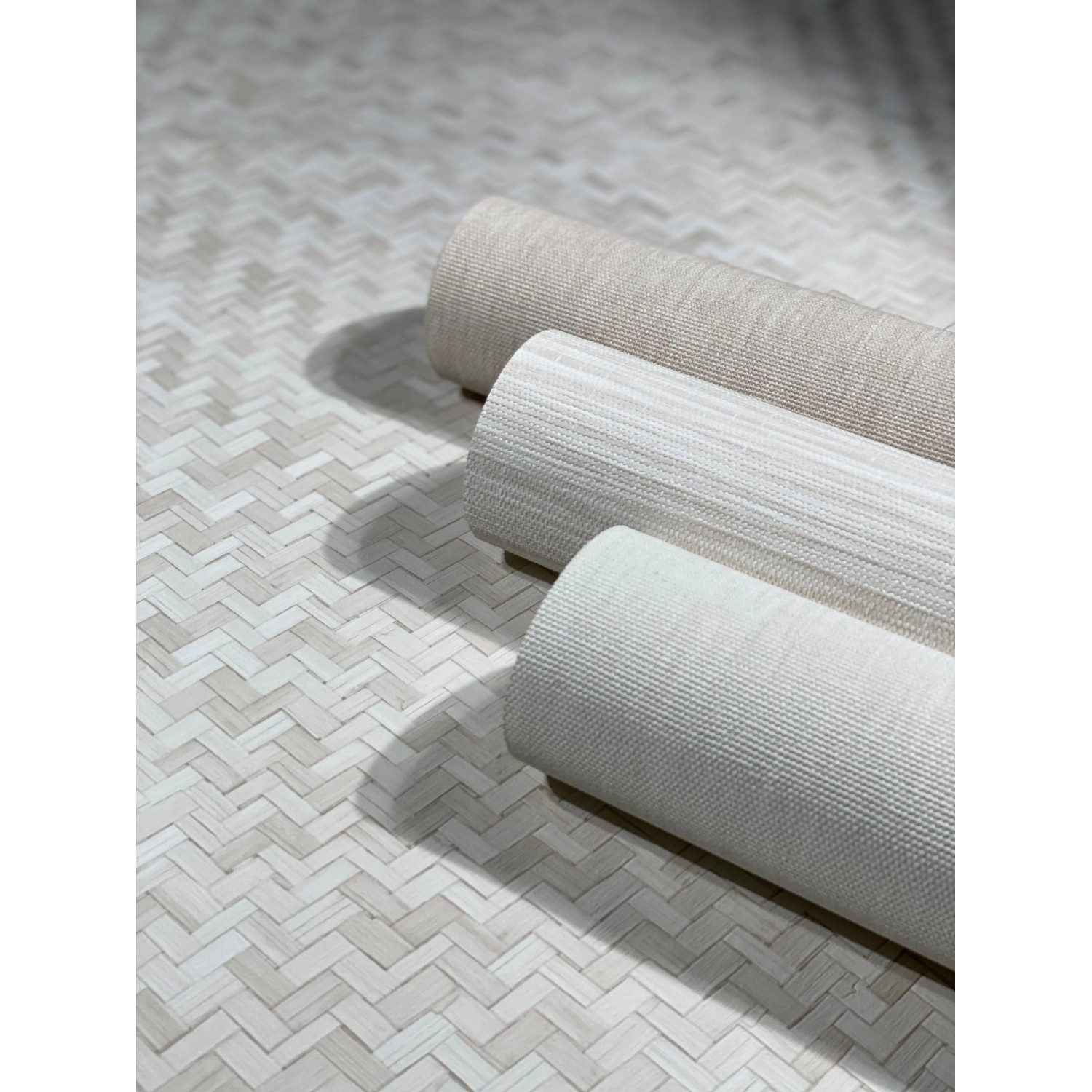 Marburg Vliestapeten Botanica, beige mit Fischgrätenmuster. Dekorative Tapeten für Wohnräume.