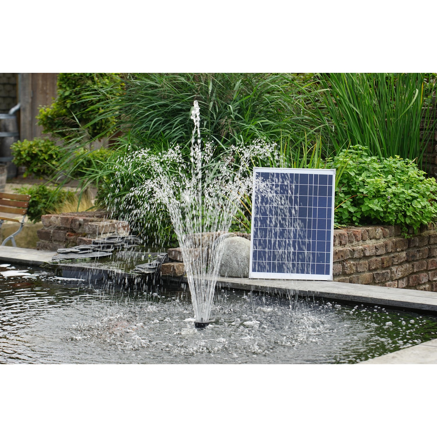 Ubbink Solar Springbrunnenpumpe SolarMax 2500 mit Solarmodul im Gartenteich.