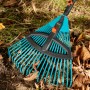 Gardena Verstellbesen Combisystem aus Kunststoff beim Zusammenrechen von Laub.
