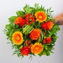 Blumenstrauß Herzensglück mit orangen Rosen, Gerbera, Johanniskraut und Grün, Durchmesser 28 cm.