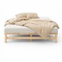 Homestyle4u Palettenbett 140x200 cm aus hellem Kiefernholz mit Lattenrost, Matratze und beiger Bettwäsche.