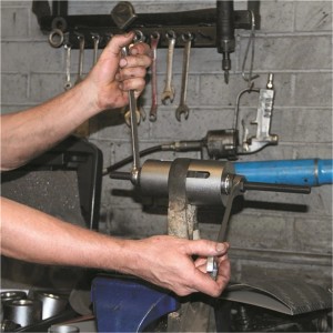 CCLIFE Innenlager-Abzieher Set im Einsatz: Werkzeug zum Auspressen von Lagern und Buchsen.