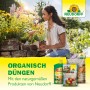 Frau düngt Garten mit Neudorff Kaliumdünger Azet und anderen Neudorff Produkten.