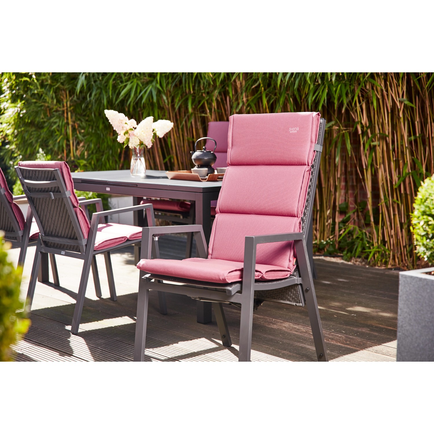 Siena Garden Sessel mit Altrosa Auflage Stella (120x48x6cm) im Garten.